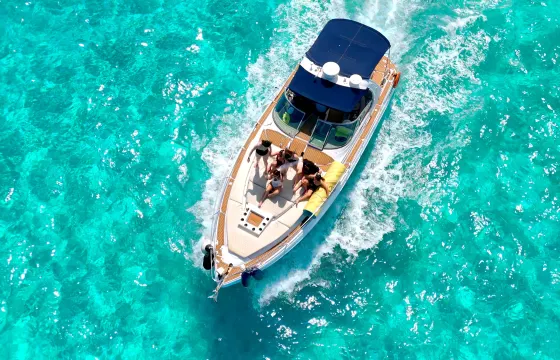 35ft Four Winns for Snorkel Trips | Cancún/ Isla Mujeres