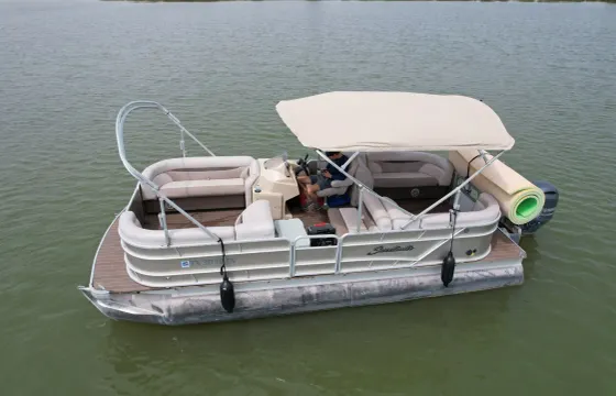 12 Person 24' Tritoon with 150hp motor on Lake Lewisville Texas (Free Lily Pad!)