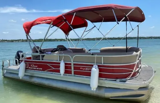 22ft Pontoon Suntracker Party Barge DLX 10 people in Bay Pines. Gas included!