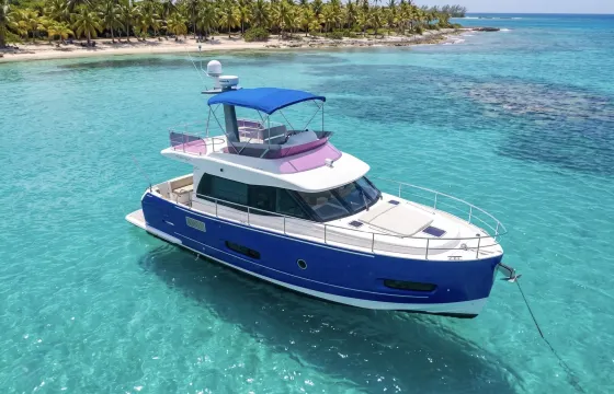 Luxe 45ft Azimut for Day Charters & Overnight Getaways serving Miami, FL
