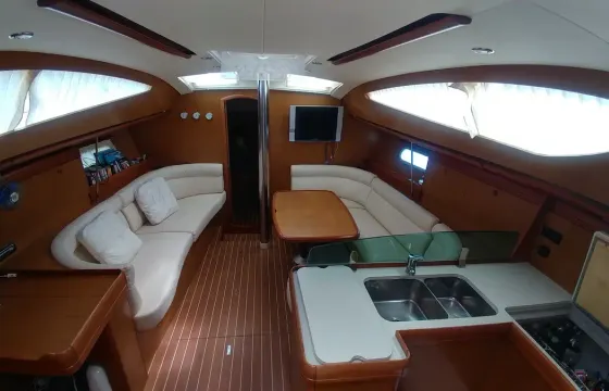 Crewed Charter 42' Jeanneau Odyssey In Cancún