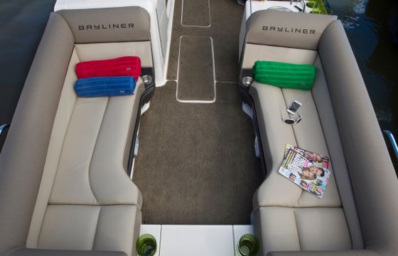 Willow Beach: Luxury Pontoon Boat for charter! Good for 15!