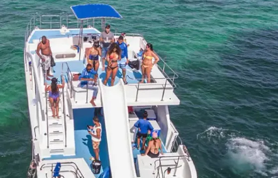 Cruise in Yacht with Friends and Family