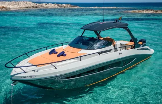 34ft FIM "Regina" Motor Yacht Rental in Eivissa, Illes Balears