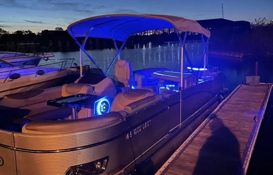 25' Avalon Luxury Pontoon Rental in Milwaukee