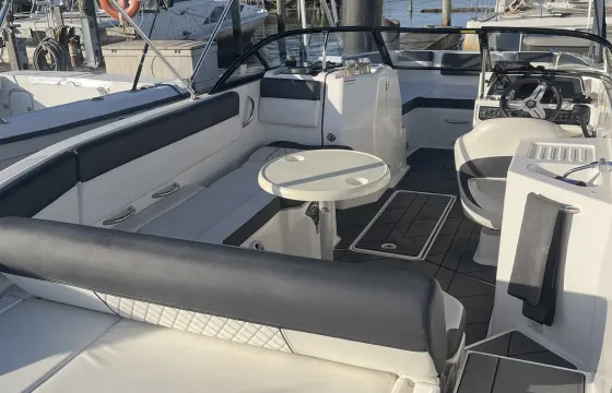 DMV’s Cleanest 6 passenger Party Deck Boat