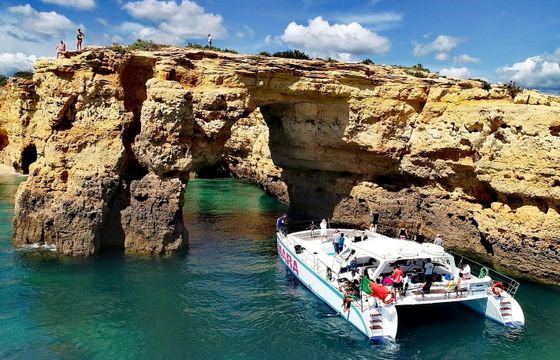 Catamaran Mara Cruise from Albufeira to Benagil