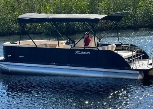 26 ft family fun boat 250 horsepower Honda seats 14 with diving board