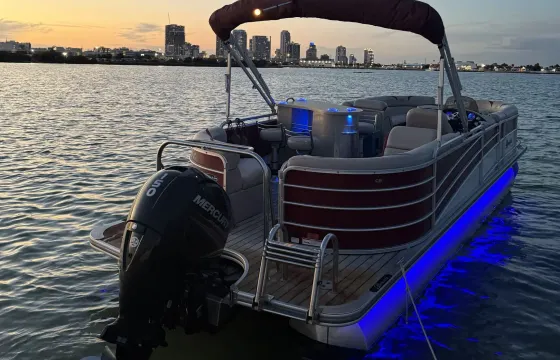 Luxury Berkshire 250 Tritoon – Premium Cruise & Sunset Tours