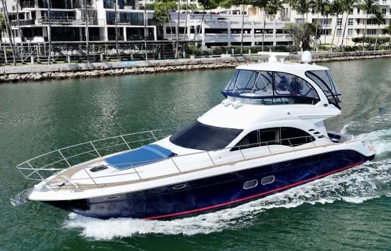 60ft Luxury Yacht Charter Experience in Miami | 13 People
