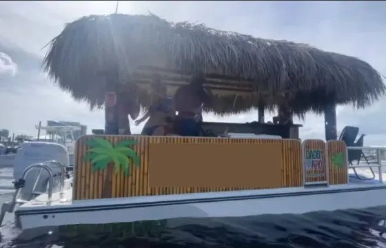 23ft Beach Cat Tiki Boat Pontoon for rent in Orange Beach!!