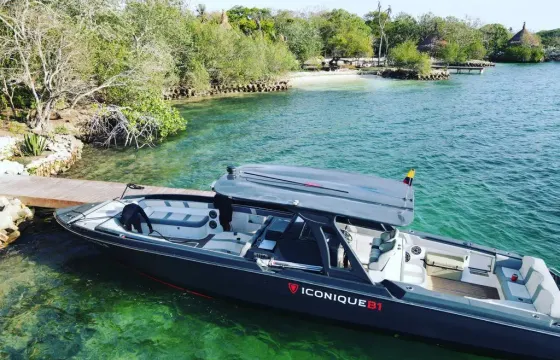 Luxury boat for 12 people in Cartagena Colombia