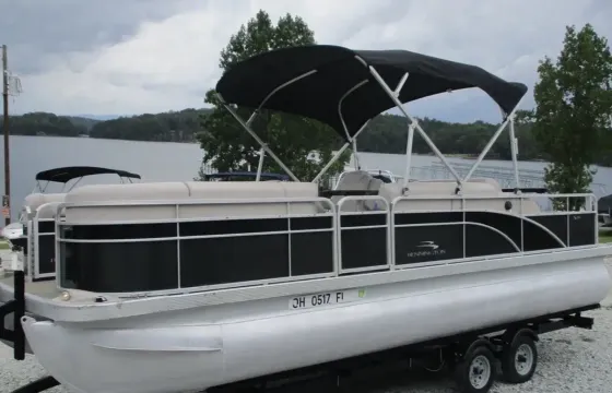 Bennington SSLDX Pontoon on Beautiful Lake Martin