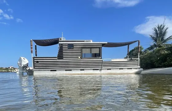 32ft long Pontoon with A/C and restroom