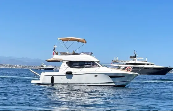 Discover the French Riviera by Private Yacht 34' Jeanneau Merry Fisher 10 Fly
