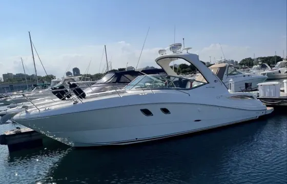 See the Gorgeous Chicago Skyline & Experience Lake Michigan on 33' Sea Ray Yacht