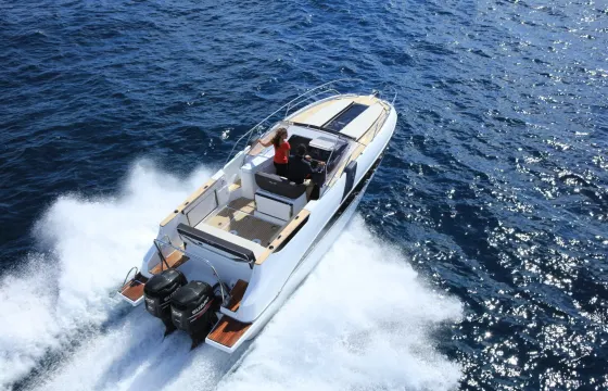 Beneteau Flyer 8.8 with Captain to Explore Dubai Landmarks
