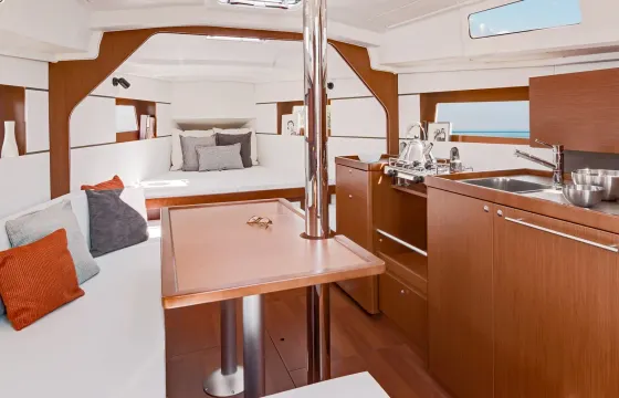 Charter 35' Beneteau Oceanis - Oneira Cruising Monohull in Oristano, Italy