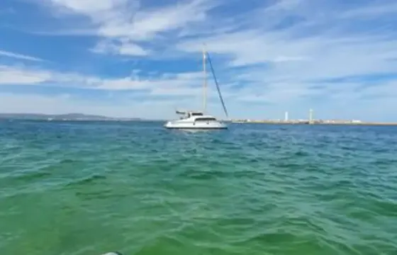 Catamaran Overnight on the island, Houseboat