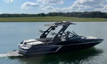 Malibu 23' Relax, surf, tube on Lake Travis on quiet part of the lake.