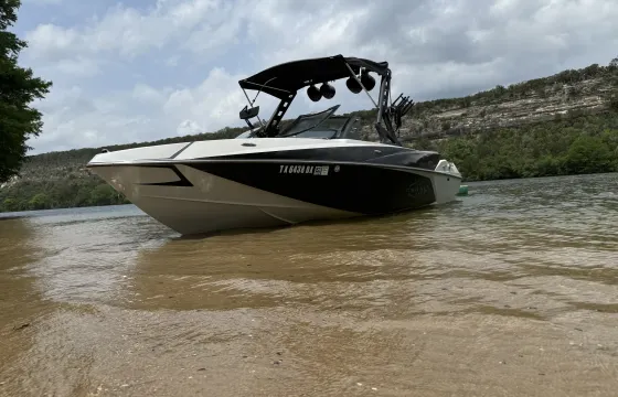 Wakesurf Boat Rental in Austin, Texas