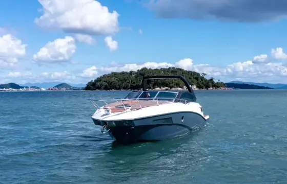 26ft Tropicana Element FS Speedboat Rental in Arraial do Cabo, Brazil