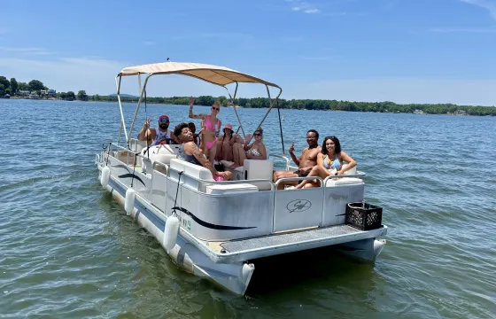 22’ Sweetwater Pontoon on Lake Norman | 9 People Capacity
