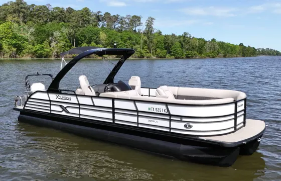 28ft Luxury Tri-Toon w/ Captain | Lake Conroe