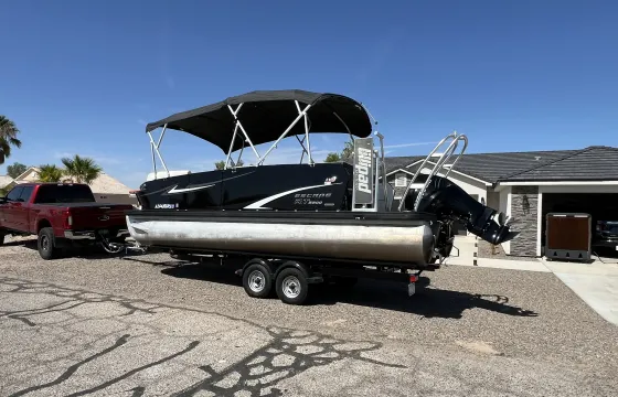 200 HP MERCURY VERADO SPACIOUS 22 FT TRITOON WITH DIVING BOARD & SKI TOWER