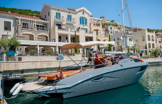 Cranchi E 30 Day Cruiser Compact Italian-Designed Day Boat With Sunbathing