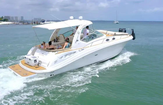 37FT Sea Ray – Comfortable Cruiser with Cabin & Lounge Areas