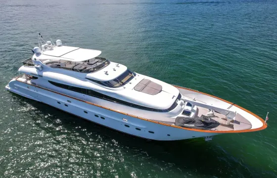 Cruise Miami onboard 110ft Maiora Mega Yacht!