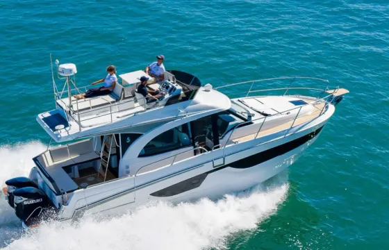 Katherine's Landing: Adventure Fly Bridge Yacht!