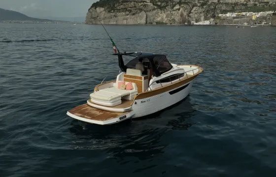 33ft Mira Cabin Private Boat Experience from Sorrento to Capri