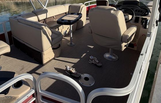 20' Sun Tracker 20 DLX Fishing Barge in Lake Havasu City