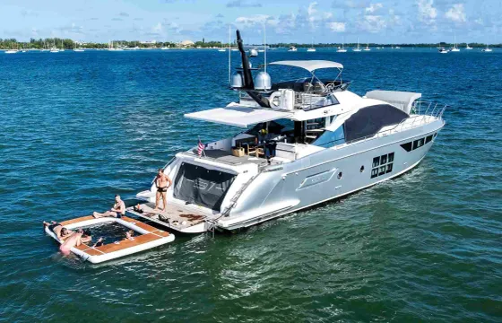 Experience the 72’ Azimut in Miami, Your Ideal Yacht for a Day on the Water