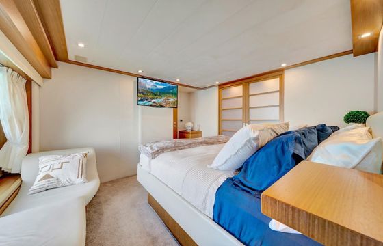 Ferretti Destiny 85ft - Extra Hour Free Everyday