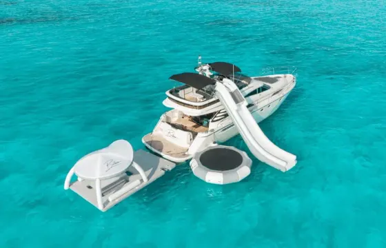 Fun 70ft Fairline Motor Yacht In Cancun - Can take up to 12 guests