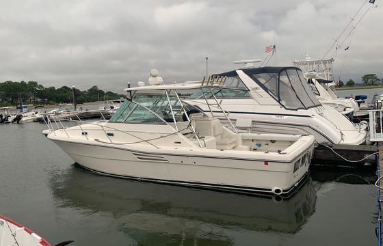 30' Pursuit Motor Yacht Rental in Boston, Massachusetts
