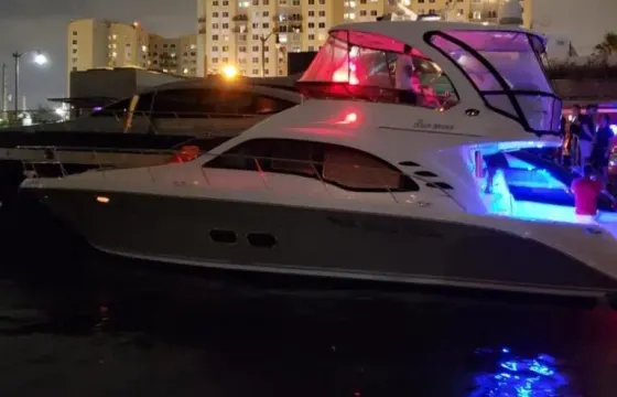 Hit the Water in Style with this 58' SEA RAY for up to 12 peoples in Miami