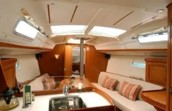 Oceanis 323 Sailboat Charter in Italy