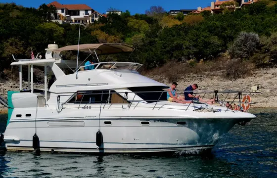 42ft Cruiser Yacht for 20 passengers! Includes LOUD stereo, rsestroom