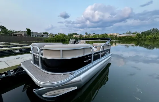 White River Pontoon Rental | 18ft Sun Tracker 16 XL for 8 people