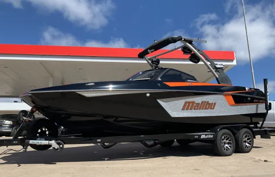 Malibu 23mxz Luxury Wake Boat On Lake Austin, Texas