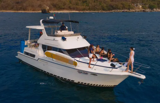 Clasic Carver 39ft Yacht for your Getaway in the Pacific at Puerto Vallarta