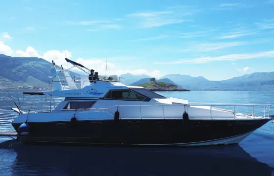 Palermo boat trip | Riviera 50 Flybridge Yacht