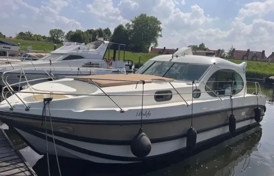 11-meter motor yacht in pure luxury: Experience freedom on the beautiful Eemlake