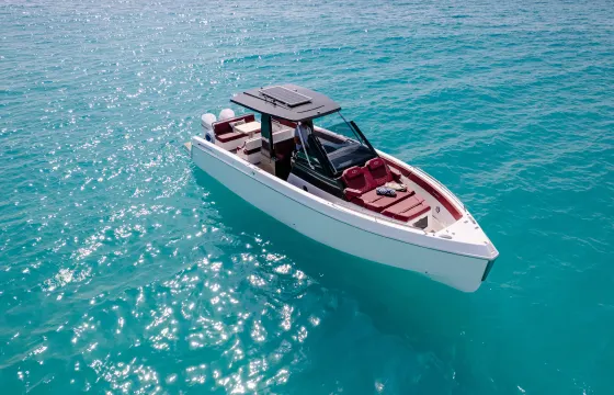 Schaefer V33 Luxury speedboat 34ft charter from Anse Marcel, Saint Martin