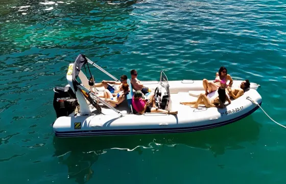 Boat for hire in Roses |  Zodiac Medline 2 for 8 people