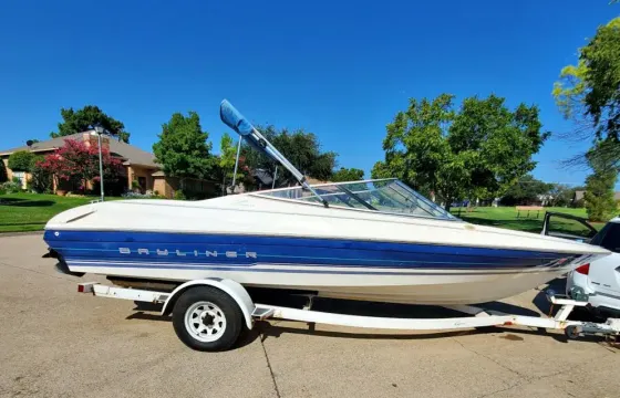Family Lake Day on Bayliner Capri 2050 LS Bowrider for 6 Guests